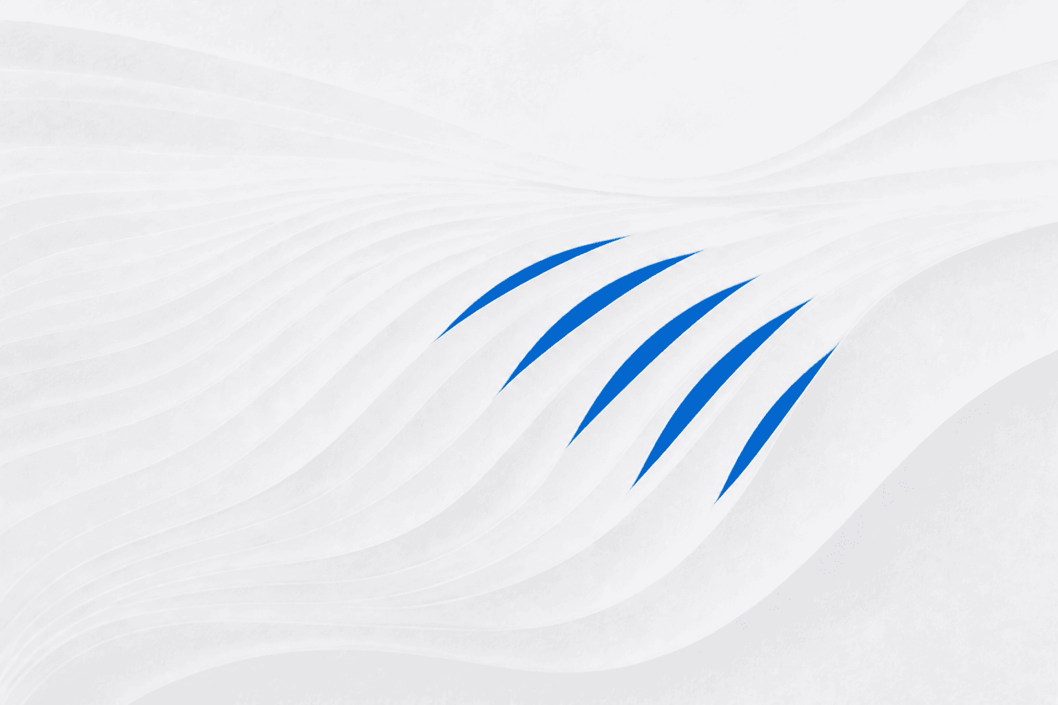 Cinq chemins bleu cobalt émergent d’une surface blanche délicatement sculptée.
